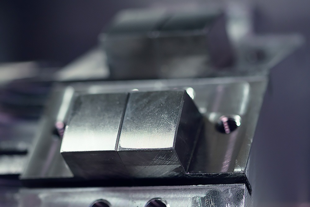 Spaantec Bohnenschneider - Fertiges Komponent aus Stahl, in CNC-Fräser befestigt- Foto mit Details