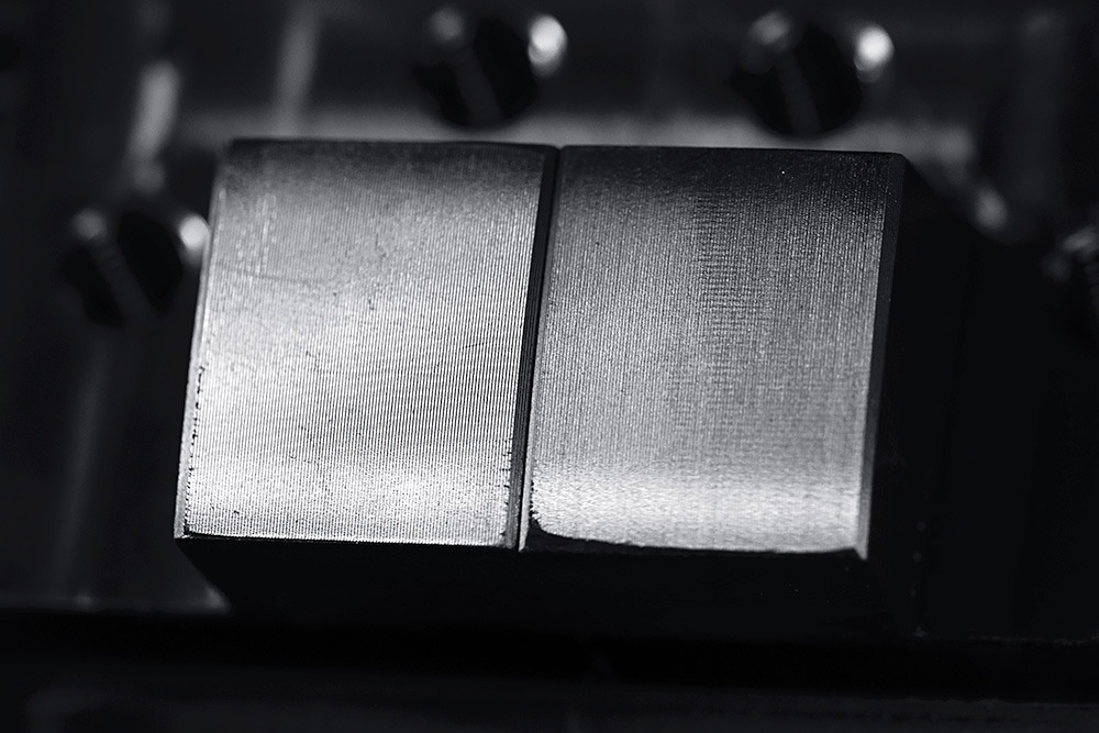 Spaantec- Bohnenschnitter - Komponente aus Stahl, in CNC-Fräser festgespannt - Makro-Zoom