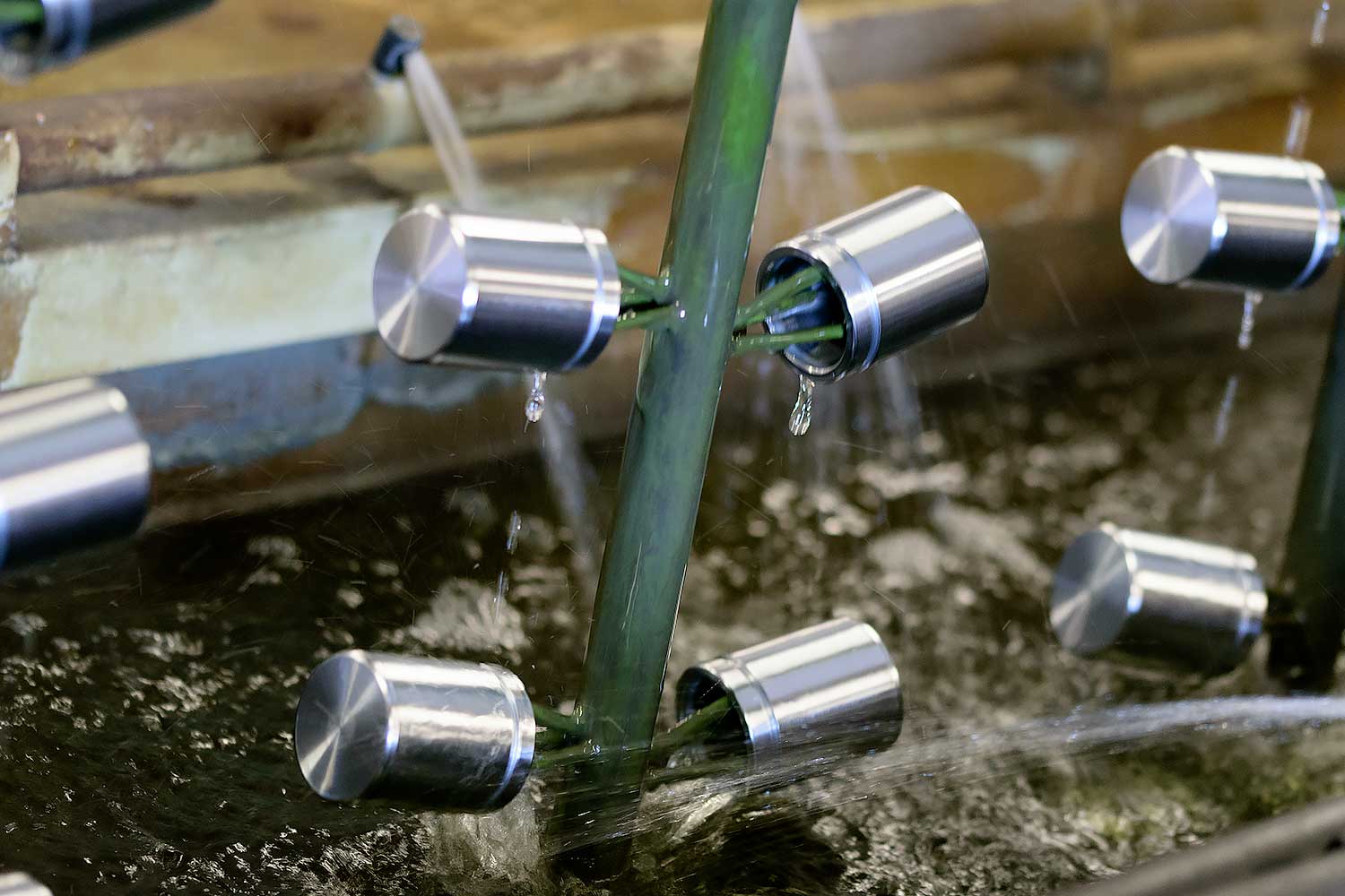 Die Komponenten werden während des Prozesses mehrmals im Wasserbad gespült